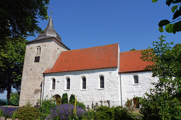 Fototapeta premium Der kleine Dom St. Petri in Bosau am Plöner See