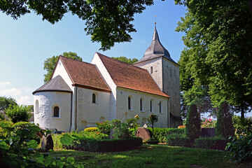 Der kleine Dom St. Petri in Bosau am Plöner See
