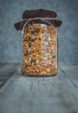 cereales en frasco de vidrio con tapa de trapo.
