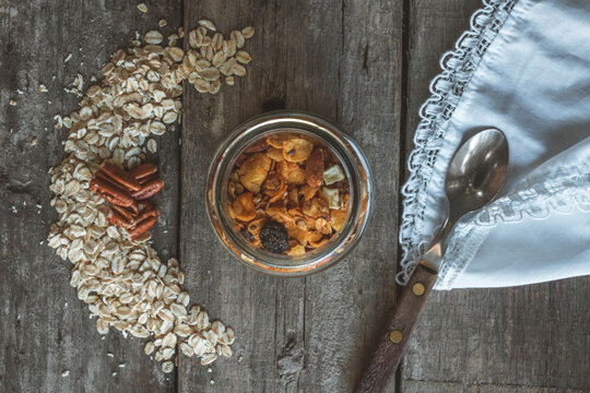 nueces sobre avena comida saludable, cereales y cuchara.
