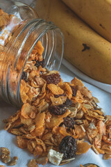 frutos secos nutritivos con bananas sobre mantel blanco.