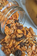 gran cantidad de cereales nutritivos  con una banana 