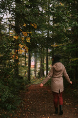 Obraz premium Young woman walking in mountains