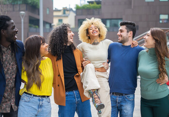 Multiethnic friends joking and chatting while visit new city - Concept of new normal, diversity and aggregation - Focus on blonde hair girl