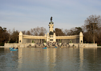 Fototapeta na wymiar El retiro park and lake. Madrid