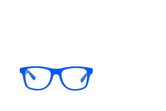 Par de anteojos gafas rojas sobre un fondo blanco liso y aislado. Vista de frente. Copy space