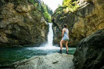 Frau am Wasserfall 