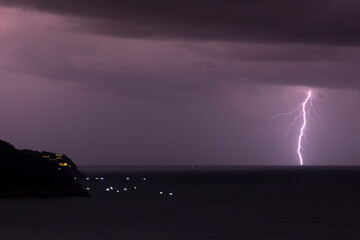 Tormenta eléctrica en el océano pacifico 