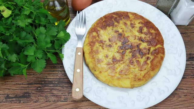 tortilla aux pommes de terre et aux oignons dans une assiette