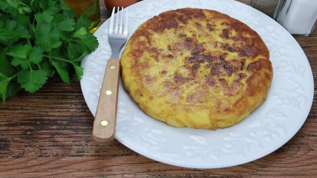 tortilla aux pommes de terre et aux oignons dans une assiette
