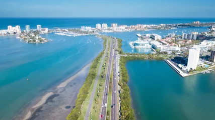 Photo sur Plexiglas Clearwater Beach, Floride Beach Road. Aerial view on Ocean or shore Gulf of Mexico. Spring break or Summer vacations in Florida. Hotels, restaurants and Resorts. Turquoise color water. Clearwater Beach FL. Tropical Nature.