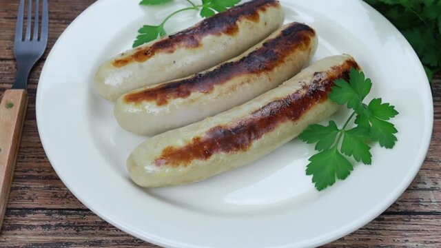 plusieurs boudins blancs cuit dans une assiette