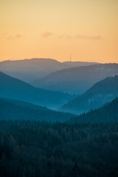 Berge mit seichtem Nebel in den T&auml;lern bei Sonnenaufgang