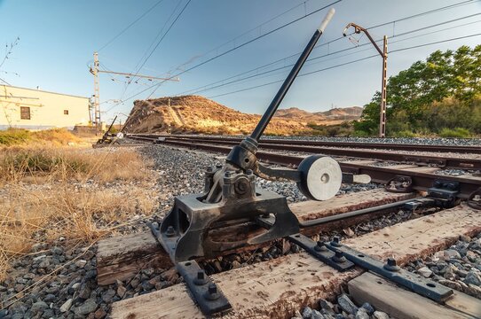 interruptor ferroviario de cambio de agujas en v&iacute;a de ferrocarril en la v&iacute;a f&eacute;rrea con un cruce entre ellas