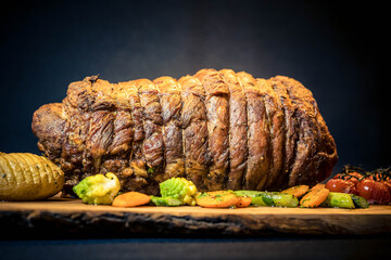Kalbsrollbraten mit Frühlingsgemüse