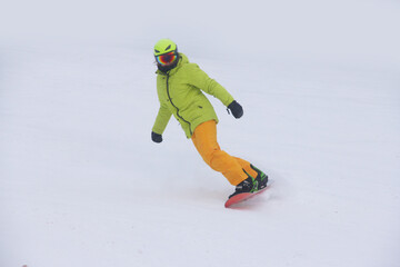 Fototapeta na wymiar Woman snowboarder on slope