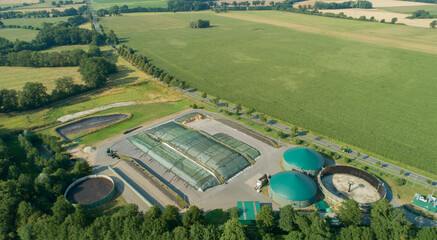 Biogasanlage aus der Luft Perspektive mit einer Drohne aufgenommen