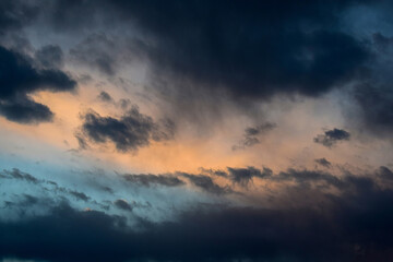 Obraz premium Photo of a cloudy sky in the evening at sunset