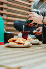 Tomando mate con facturas