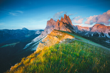Obrazy na Szkle  Rano widok na dolinę Gardena w górach Dolomitów. Położenie Park Narodowy Puez-Geisler, Włochy, Europa.