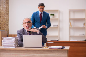 Obraz premium Two employees working in the office