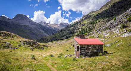 Nice cottage in a beautiful place, very green and quiet in summer, surrounded by mountains