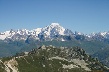Fototapeta na wymiar Paysage de haute montagne au dessus des Arcs dans les Alpes françaises avec une vue sur le Mont Blanc
