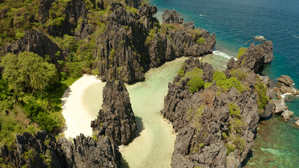 Obraz premium Tropical lagoon with sandy beach surrounded by cliffs. El nido, Philippines, Palawan. beautiful lagoon and karst scenery.