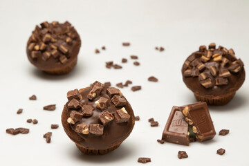 Muffins de chocolate con migajas de chocolate con fondo blanco 