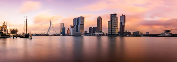 Foto auf Acrylglas Rotterdam Langzeitbelichtung Panoramablick auf die Skyline von Rotterdam bei Sonnenuntergang.