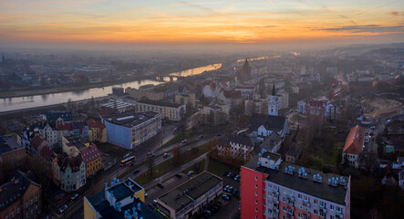 Wieczorna panorama przy zachodzie słońca, centrum miasta Gorzów Wielkopolski, w tle most...