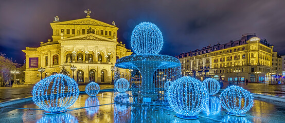 Brunnen vor Oper in Frankfurt beleuchtet Nacht