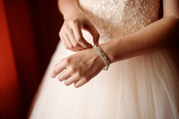 The bride dresses the bracelet in her hands