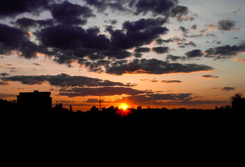 Obraz premium Autumn red sunset with a purple sky