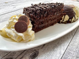 tarta de chocolate con nata y helado