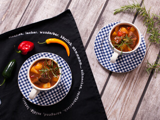Gulaschsuppe mit blauem Karo Geschirr