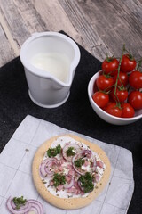 Langos mit Zwiebel und Tomaten