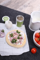 Langos mit Zwiebel und Tomaten