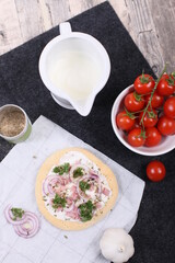 Langos mit Zwiebel und Tomaten