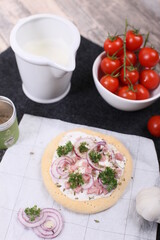 Langos mit Zwiebel und Tomaten