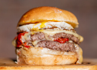 Hamburguesa con huevo y queso