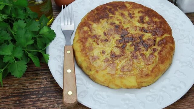 tortilla aux pommes de terre et aux oignons dans une assiette