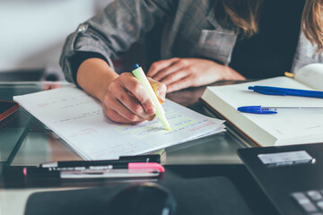 Empresaria trabajando desde la oficina de casa.