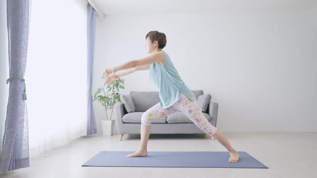 自宅でヨガをするミドル女性　おうち時間