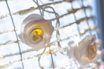 白い造花のバラのオーナメント