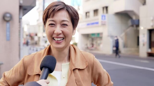 街頭インタビューを受ける女性