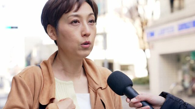 街頭インタビューを受ける女性