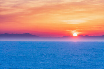 網走市　流氷と鱒浦海岸の夜明け © noriha