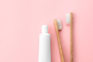 Set of eco-friendly toothbrushes and toothpaste on pink background. Dental and healthcare concept. Top view, flat lay. Free copy space. - 417508648