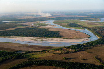 Fototapeta na wymiar Rio Meta desde el aire, paisaje de las llanuras del departamento del meta entre Villavicencio y Puerto Gaitán META